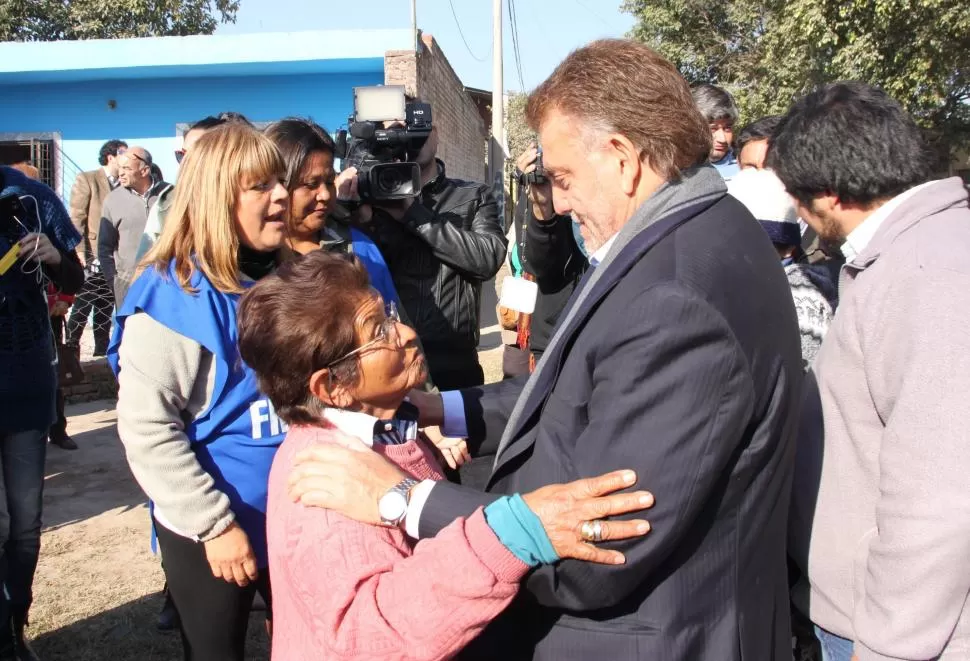 SALUDANDO VECINAS. Amaya participó de la inauguración de obras de red de gas domiciliaria en San Cayetano, y luego conversó con habitantes del barrio. prensa municipalidad smt