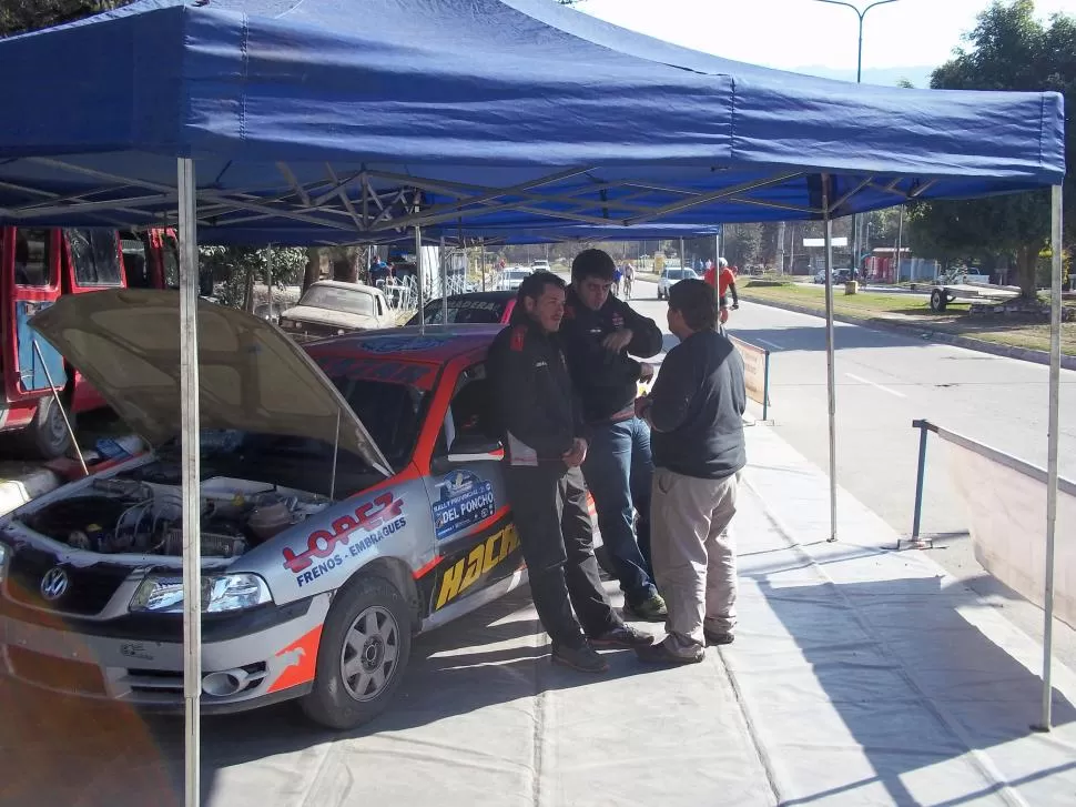DISTENDIDOS. Bernardo Ortega (h) -al medio- en su box y con integrantes del equipo Russo. Hay confianza en una buena carrera.  