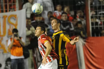 San Martín, repitiendo viejos errores, igualó con Mitre en un partido deslucido