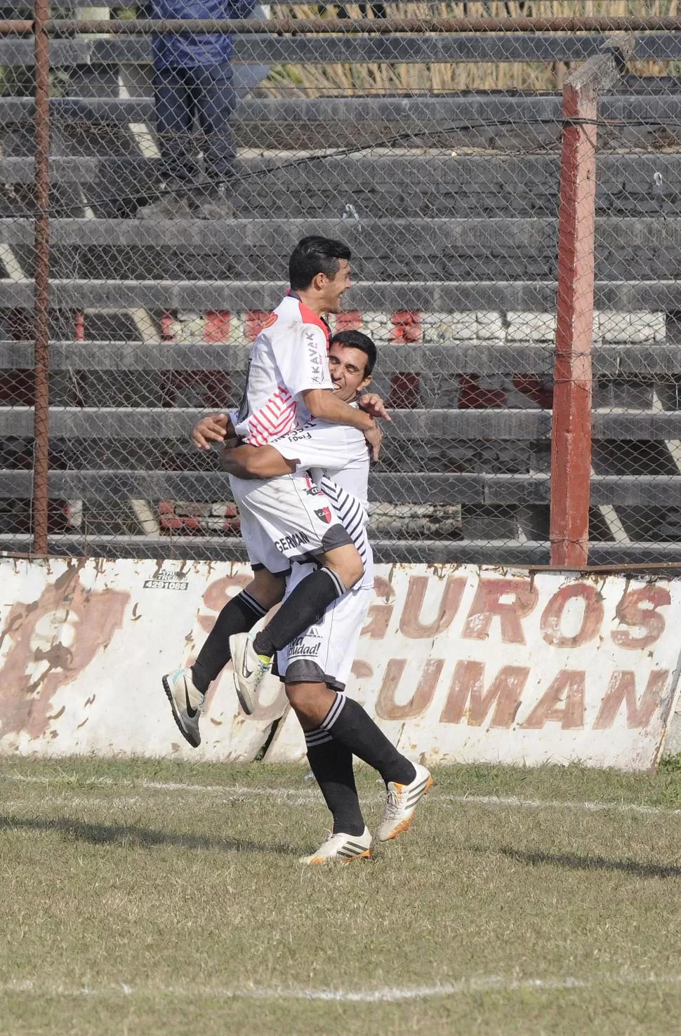 FESTEJO. Durval Ortega acaba de marcar el tercero y lo festeja con Chacana.  la gaceta / foto de florencia zurita