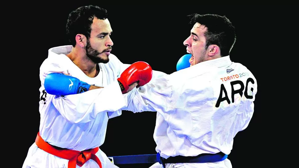 EN ACCIÓN. Amargós -con guantes azules- ataca a Merino durante la final.