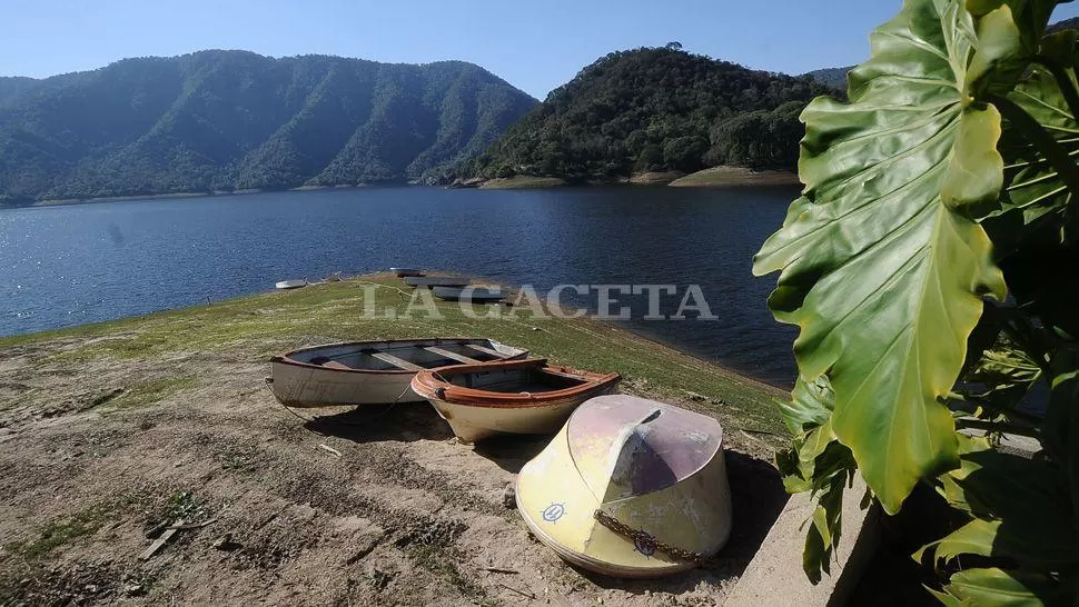 RELAX. El dique Escaba, ubicado a 25 kilómetros de Alberdi, es una de las opciones para aprovechar la jornada soleada. ARCHIVO LA GACETA / OSVALDO RIPOLL