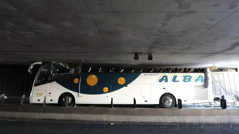 CASI UNA TRAGEDIA. Los jóvenes heridos salvaron sus vidas ya que llevaban los asientos reclinados. TELAM