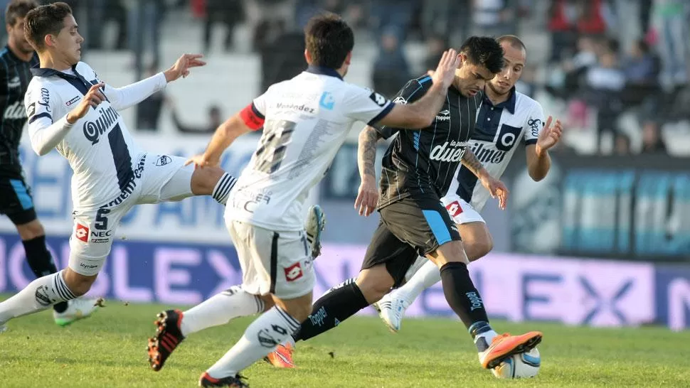 NO PUEDE. Bou busca superar la marca de Quilmes. (DYN)