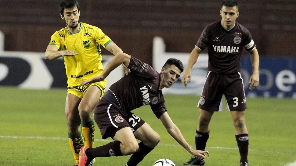 EN LA LUCHA. Lanús y Defensa no se guardaron nada. (DyN)