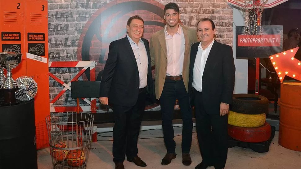 CONTROVERSIA. Fabián Borro (izquierda), presidente de la AdC, junto a Nicolás Aguirre y Gerardo Montenegro, titular de Quimsa.
FOTO TOMADA DE Prensa LNB