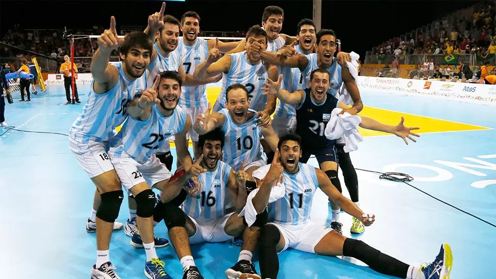 EL ÉXTASIS DEL FESTEJO. El seleccionado nacional masculino celebró frenéticamente el oro.
FOTO DE REUTERS