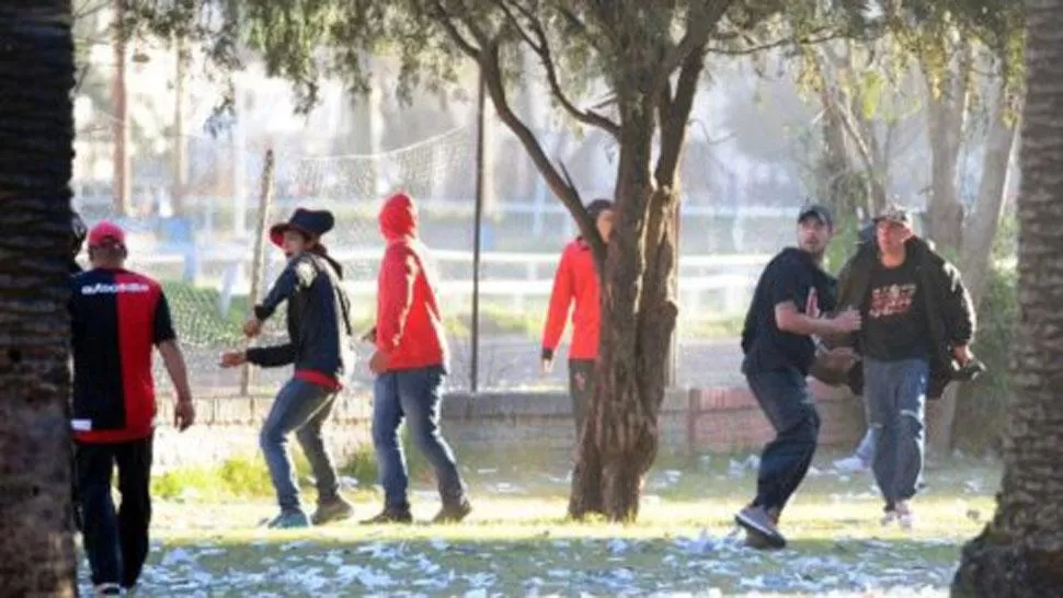 NO SE LA BANCARON. Los hinchas de Newell's generaron incidentes tras la victoria de Central. (INFOBAE)