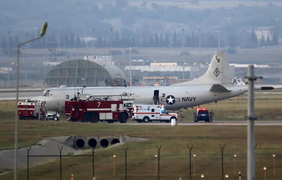 INCIRLIK. Un avión de patrullaje P-3 Orion de la Marina de EEUU es abastecido en la principal base turca, que ahora registra una actividad inusual. reuters