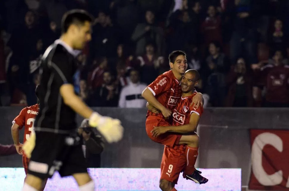 VENGA ESE ABRAZO. Benítez se trepó a Vera para festejar el primero de sus goles.  dyn