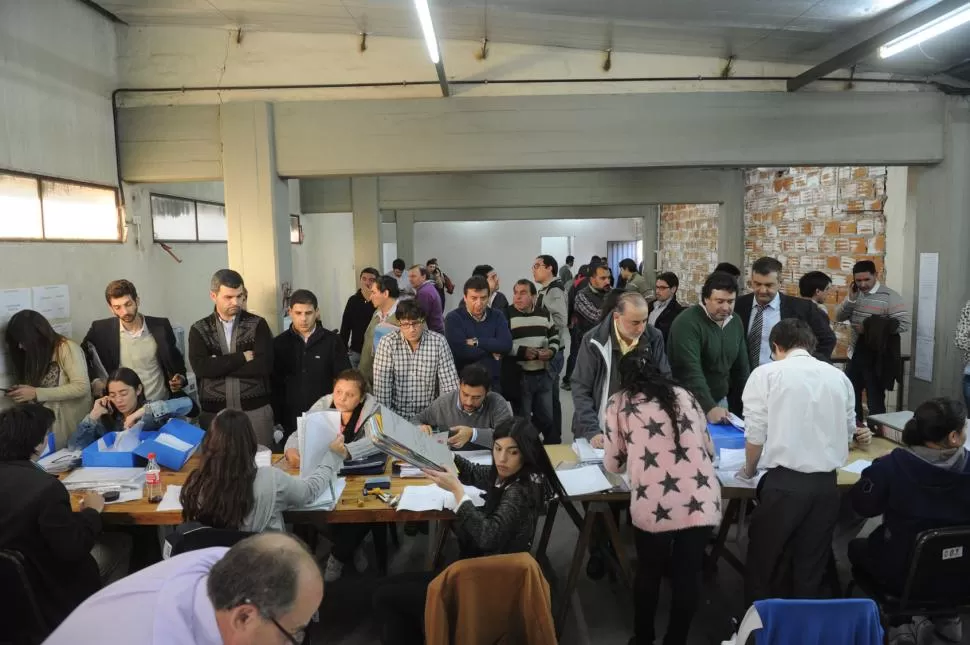 ABARROTADOS. La gran cantidad de listas inscriptas para competir el 23 de agosto hace más arduo el trabajo en las oficinas de la Junta Electoral Provincial.  la gaceta / foto de héctor peralta