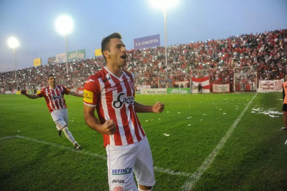 EL MEJOR MOMENTO DE LA TARDE. Diego Bucci ya convirtió el penal y lo festeja de cara a su gente. Más tarde llegaría el empate santiagueño y la desilusión. LA GACETA / FOTO DE Antonio Ferroni