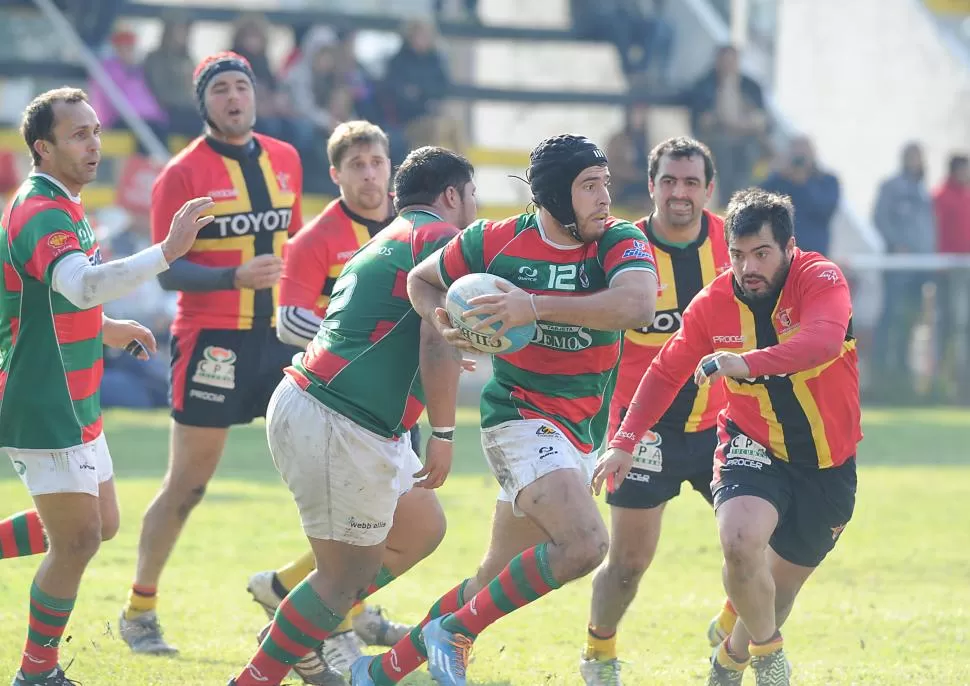 VALE DOBLE. Huirapuca visita a Universitario de Salta en un duelo que puede marcar su suerte. la gaceta / foto de héctor peralta (archivo)