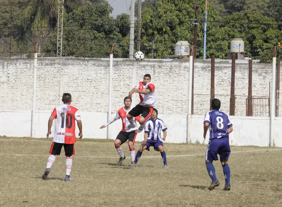 EN LAS ALTURAS. Condorí, de Sportivo, rechaza; Krupoviesa y Argañaraz, miran. la gaceta / foto de florencia zuriTa