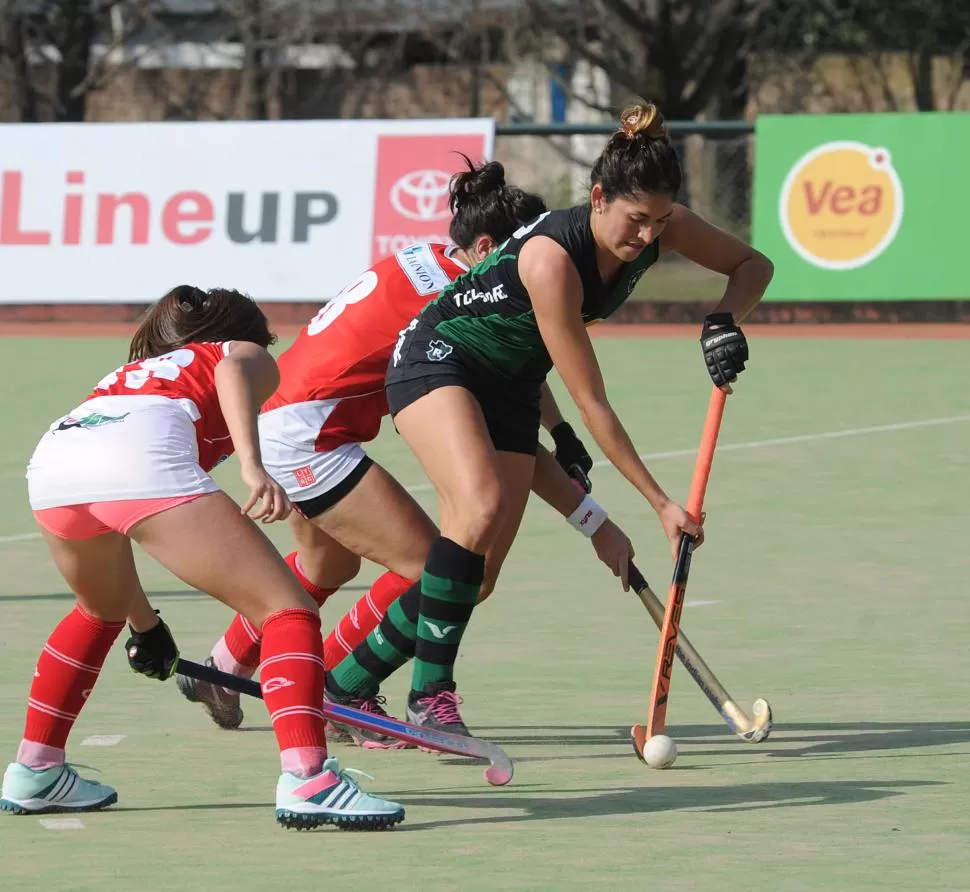 FIGURA Y GOLEADORA. Calvete, del “verdinegro”, se lleva la bocha en un avance. la gaceta / foto de héctor peralta