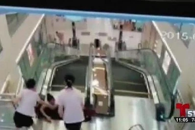 Madre muere al salvar la vida de su hijo en una escalera mecánica