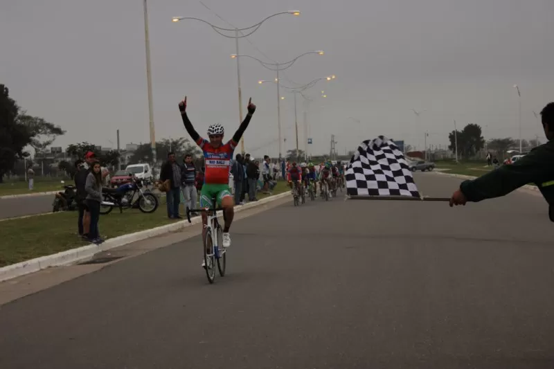 FESTEJO. Francisco Vercellone exterioriza su jubilo por la victoria obtenida ayer. foto raúl Carranza