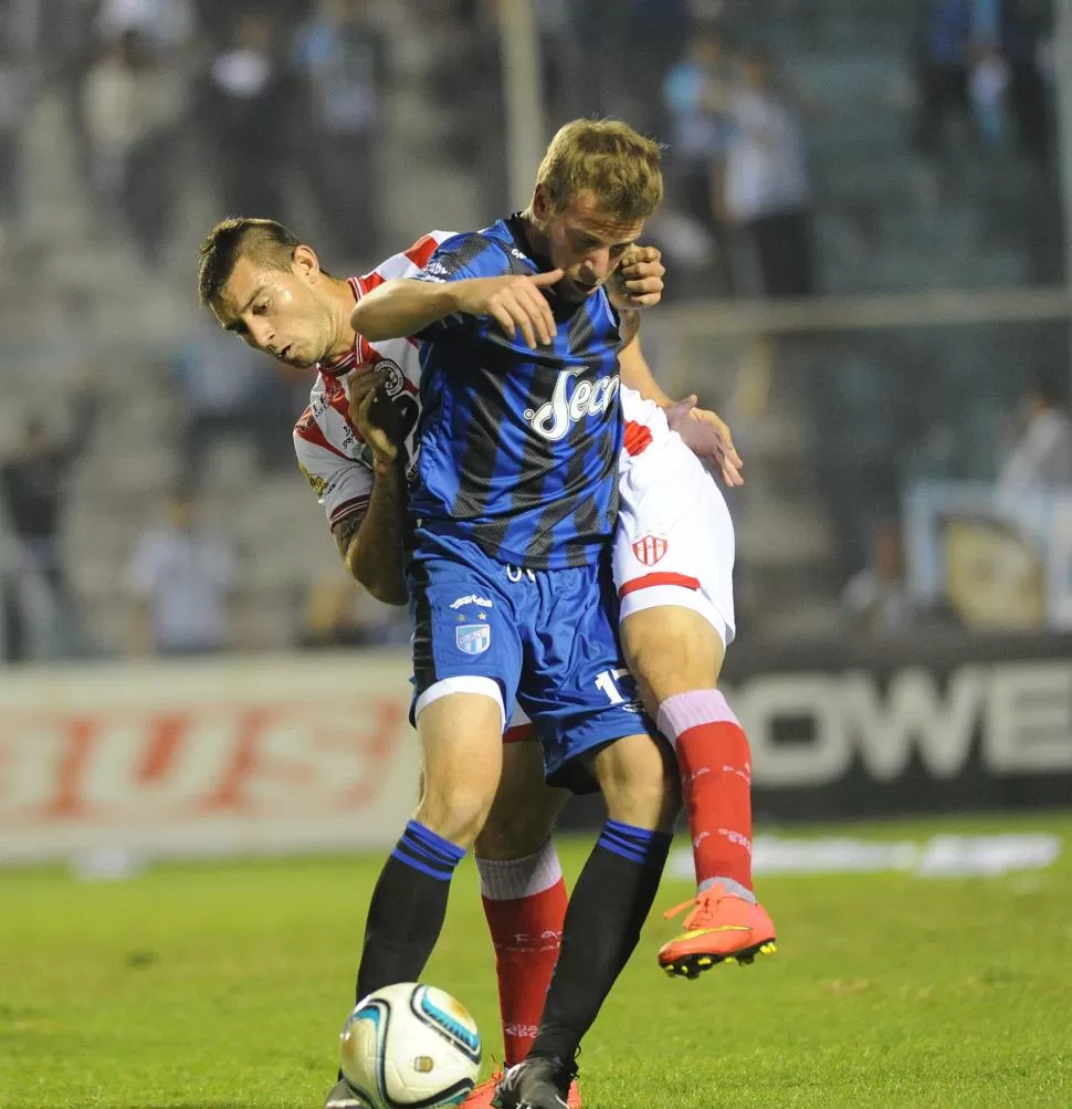 COLABORÓ. Menéndez, que ingresó en el segundo tiempo, fue quien presionó a Belforte, en la jugada previa al 1-0 “decano”. la gaceta / foto de héctor peralta