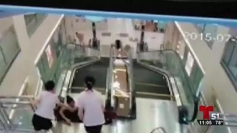 Madre muere al salvar la vida de su hijo en una escalera mecánica