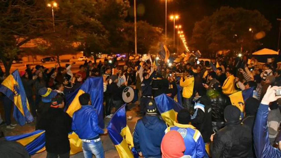 UNA FIESTA. Los hinchas Xeneizes acompañan a Boca en Formosa (@la12tuitera)