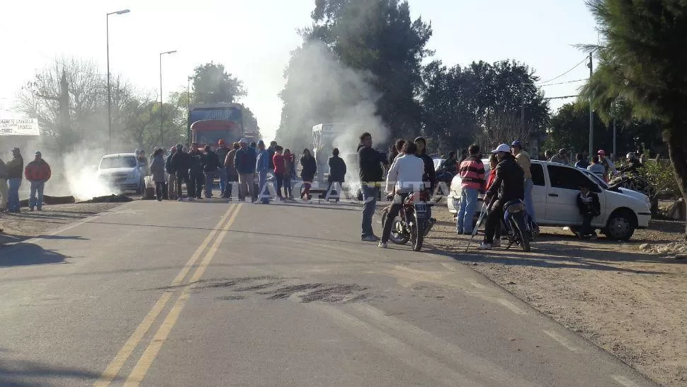 PROTESTA. Desde las 10, un nutrido grupo de vecinos de las comunas de El Molino y La Angostura, cortan el paso por la ruta nacional 60, La Gaceta/ Rodolfo Casen