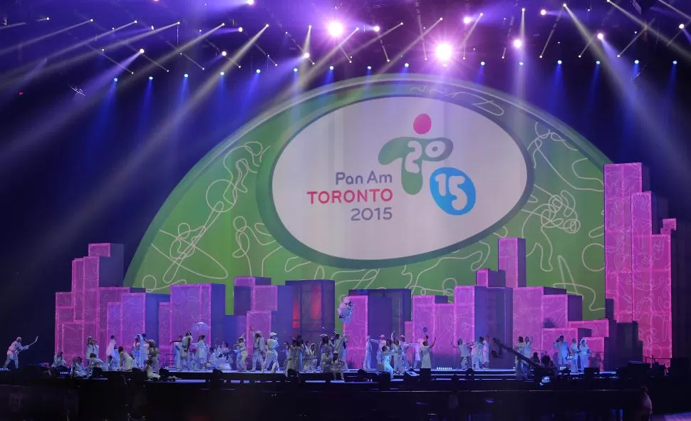 DISTENDIDA Y MAJESTUOSA. El cierre tuvo un desfile más informal, pero colorido. reuters 