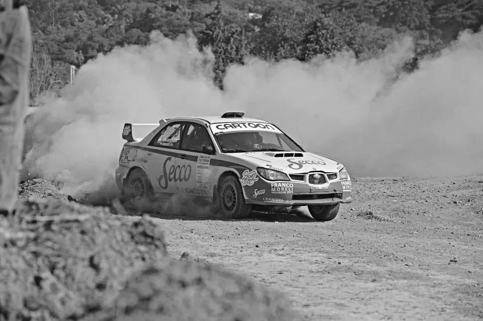 LEVANTANDO TIERRA. El público aplaudió entusiasmado el paso del Subaru Impreza de Tomás García Hamilton en el predio de La Hoya, durante el superprime. la gaceta / fotos de héctor peralta