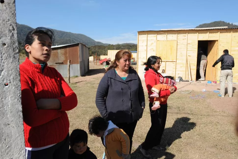 EL RÍO LES LLEVÓ TODO LO QUE TENÍAN.  Sabrina Arce junto a sus hijos y a sus vecinas Ponce fueron las primeras en tomar posesión de las tierras. LA GACETA / foto de inés quinteros orio