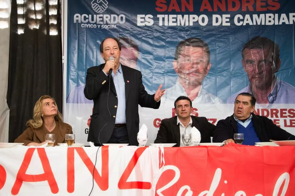 FUERZA. Sanz encabezó el acto que días pasados se realizó en Tucumán, como parte de su gira por el país. facebook / Ernesto Sanz 