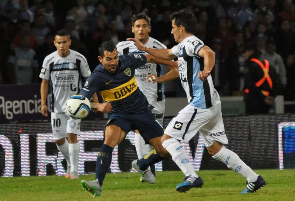 SE LA BANCÓ SOLO. Con las expulsiones y los cambios de Arruabarrena, Tevez tuvo que hacerse cargo del ataque de Boca. telam