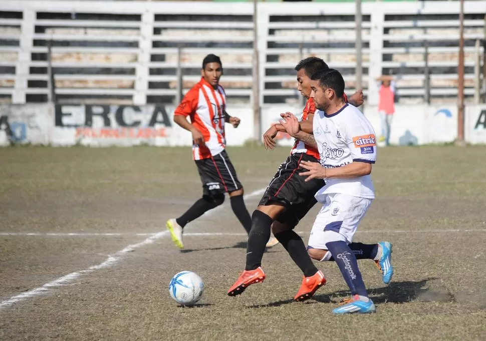 PELIGROSO. López intenta robarle la pelota a un adversario.  