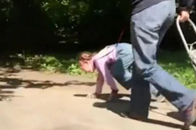 Una niña tratada como perro indigna al mundo