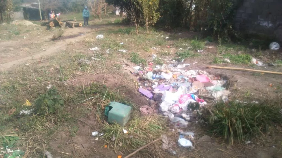 SIN RECOLECCIÓN DE RESIDUOS. Los vecinos se que quejan de los basurales a cielo abierto que hay en el paraje. foto enviada a la gaceta en whatsapp