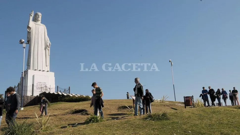 DE PARABIENES. Los turistas aprovechan el sol tucumano. ARCHIVO LA GACETA 