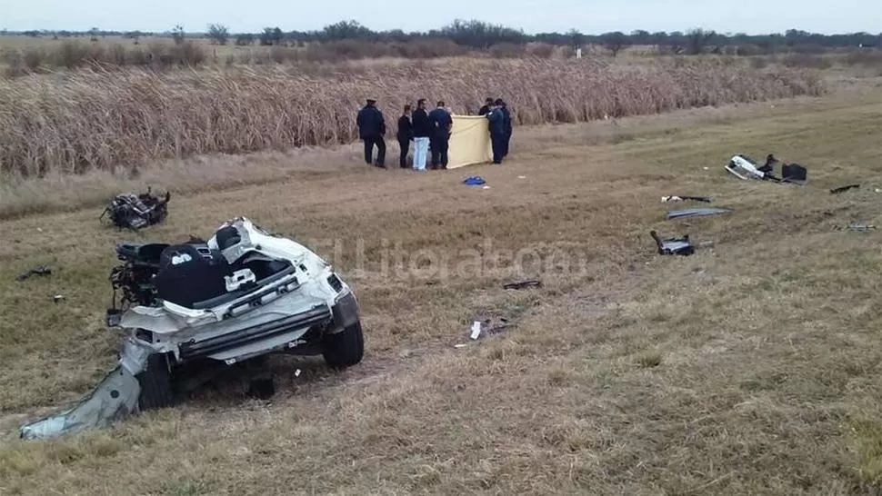 DESTRUIDO. El Scirocco blanco quedó irreconocible después del accidente ocurrido esta madrugada. FOTO TOMADA DE ELLITORAL.COM.AR