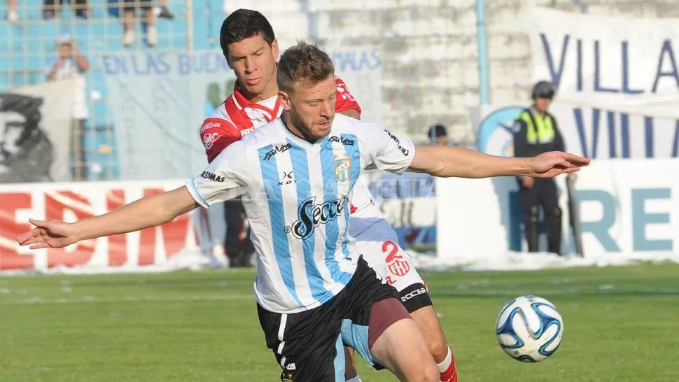 SU ULTIMO PARTIDO EN TUCUMAN. El defensor defendió en octubre de 2014 la camiseta de Unión, en su última aparición en el Monumental, ante Atlético. En la imagen intenta marcar al Polaco Menéndez. ARCHIVO LA GACETA / HECTOR PERALTA