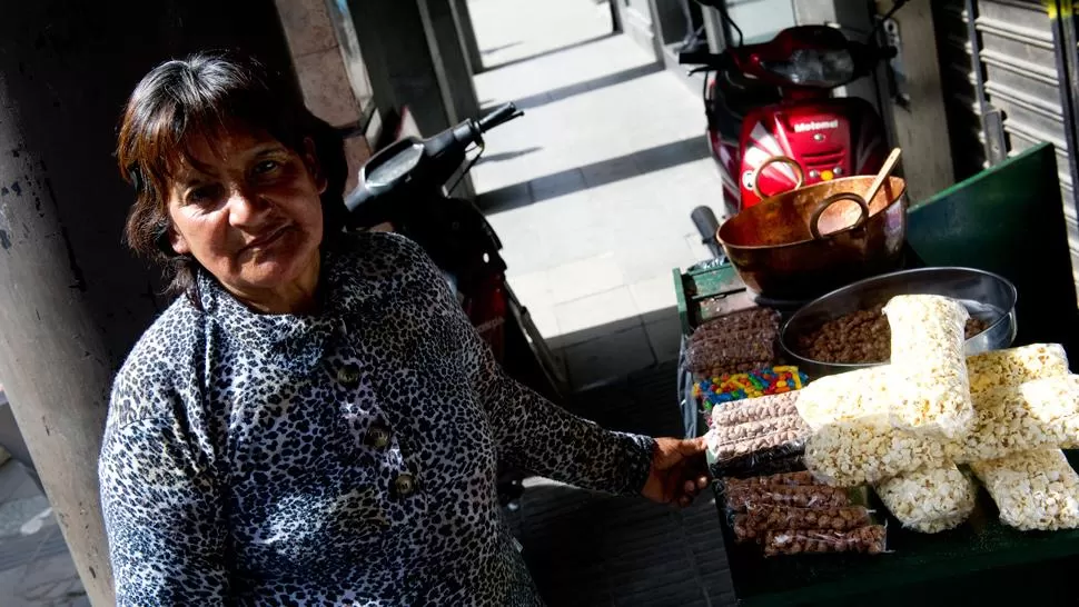 LA VIDA JUNTO A LA PAILA. Olga trabajó gran parte de su vida vendiendo esta golosina. FOTO JORGE OLMOS GROSSO.
