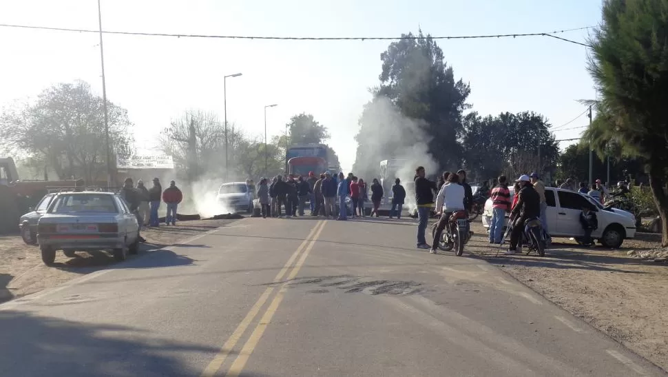 UNA MAÑANA DE PROTESTA. Los vecinos de El Molino y de Alpachiri, en un momento del piquete que hicieron en la ruta nacional 65. LA GACETA  / Foto de Rodolfo Casen 