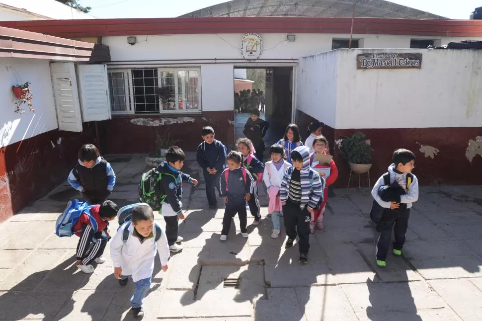 FELICES. Después de una buena limpieza y fumigación del edificio, los chicos volvieron ayer a la escuela 107. la gaceta / fotos de inés quinteros orio 