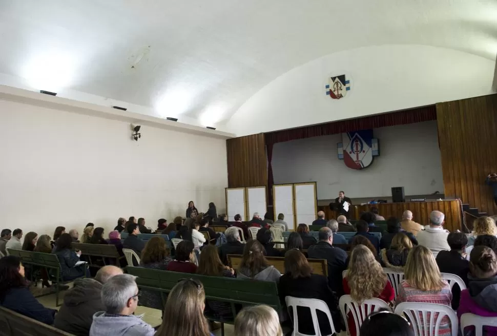 EN ASAMBLEA. Docentes ratificaron la huelga que realizan desde el lunes 20. la gaceta / foto de jorge olmos sgrosso 