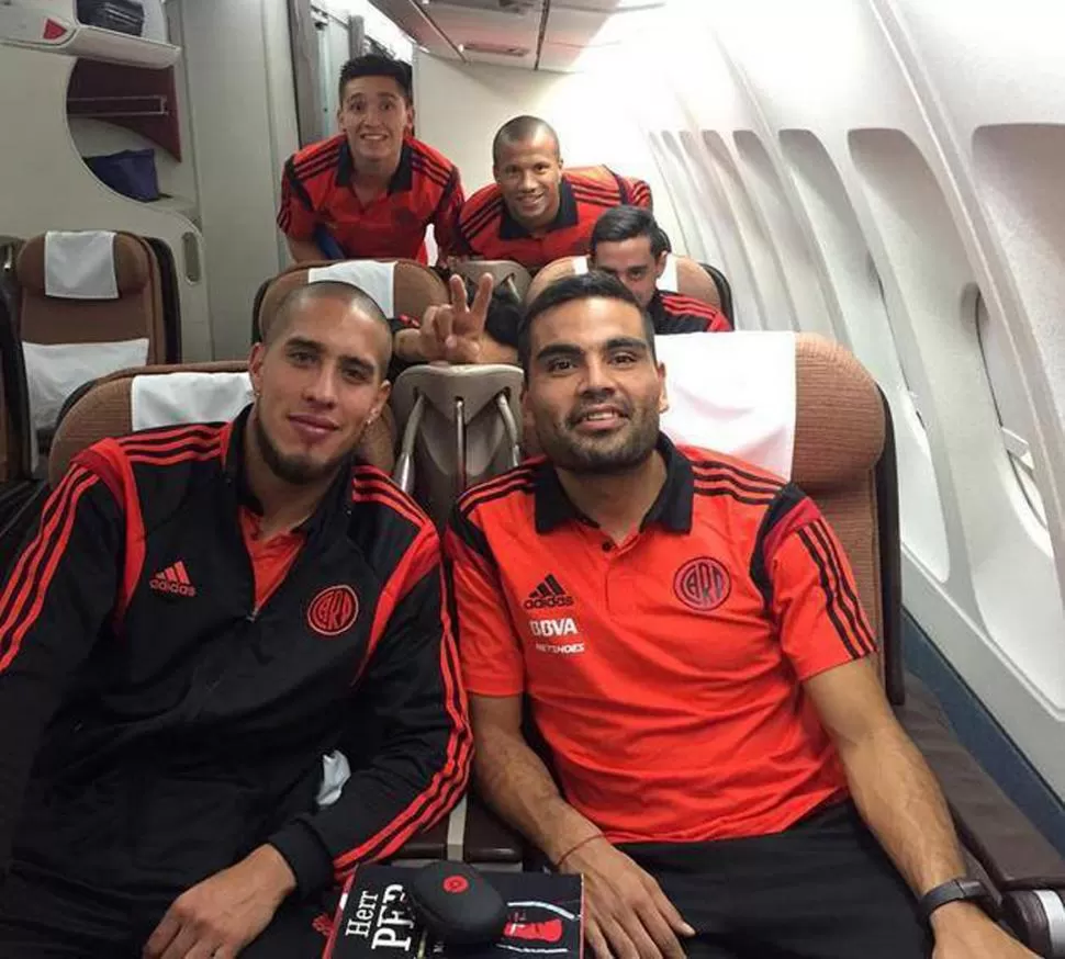 SONRISAS VARIAS. Maidana y Mercado de frente, miran a la cámara, Kranevitter, Sánchez y Funes Mori se cuelan en la foto. foto de Club Atlético River Plate