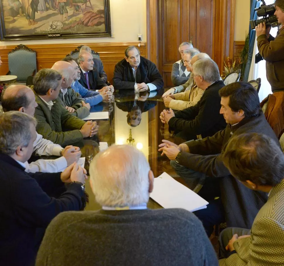 ALERTA. Alperovich, en la reunión del viernes con integrantes del Ipaat, entre ellos, industriales y cañeros. prensa y difusión