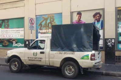 Hasta los móviles de la Dirección de Tránsito incumplen la prohibición de estacional