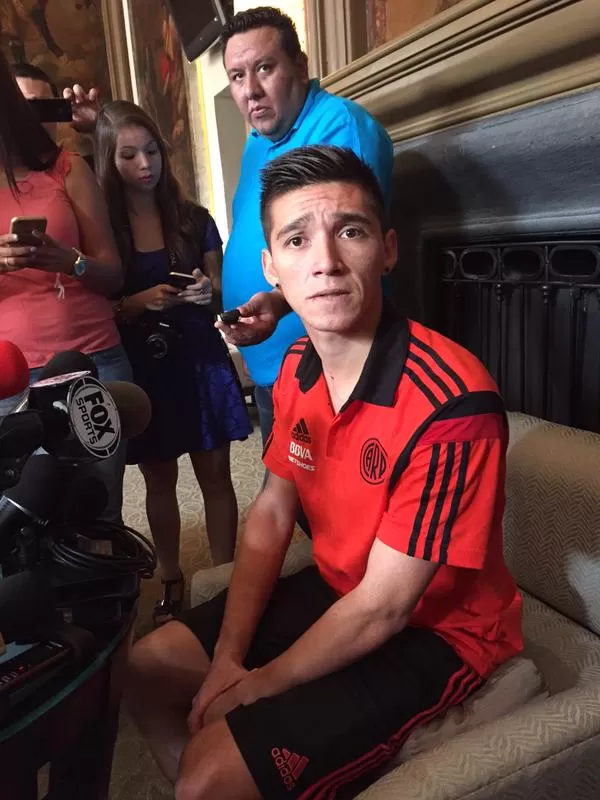 SERIO. Kranevitter mira sorprendido a un fotógrafo, mientras charla con los periodistas argentinos en una improvisada charla. foto tomada del twitter de @carlmulder