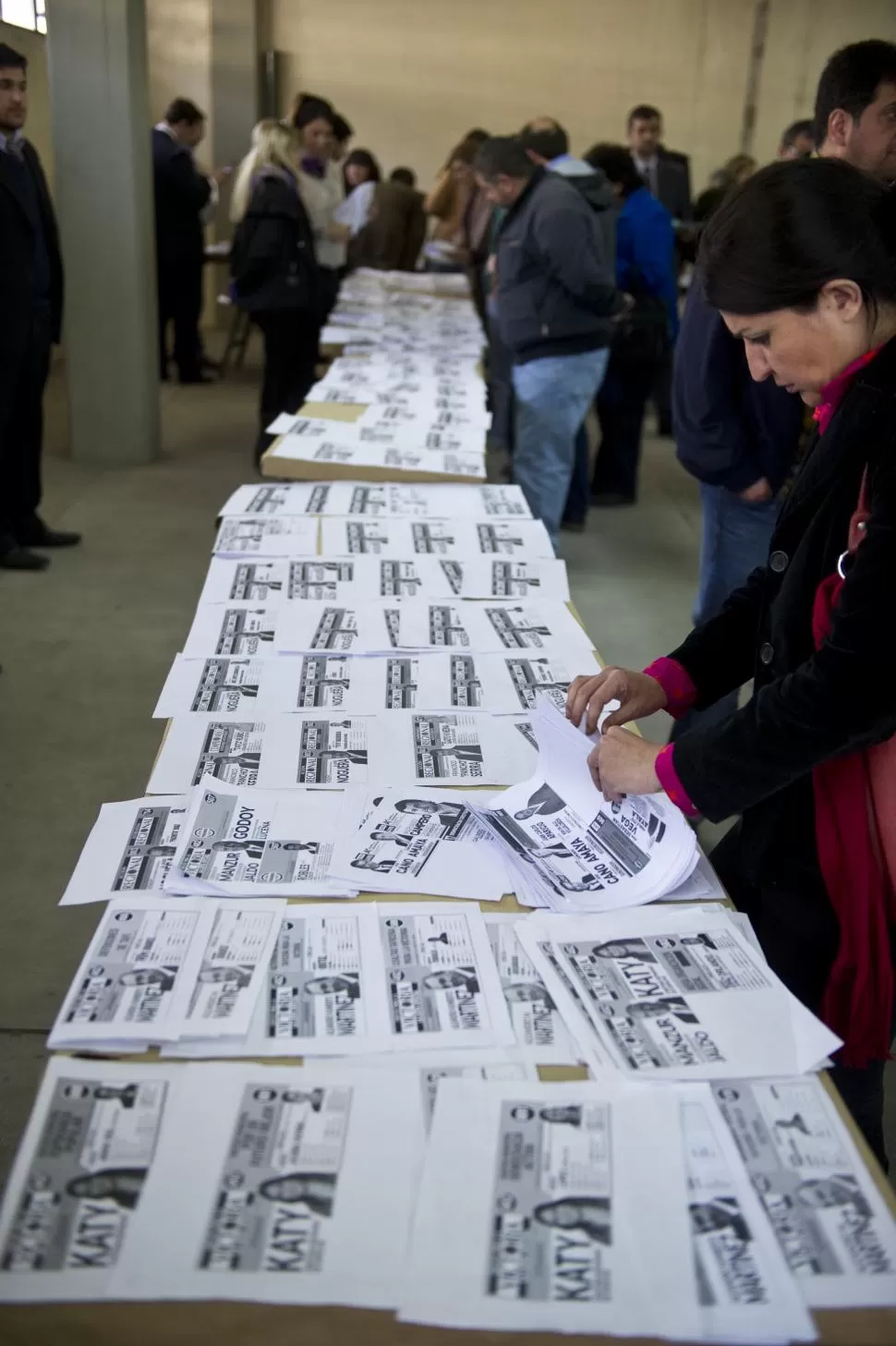 EXHIBICIÓN. En mesones, la Junta desplegó millares de listas de postulantes. LA GACETA / FOTO DE JORGE OLMOS SGROSSO