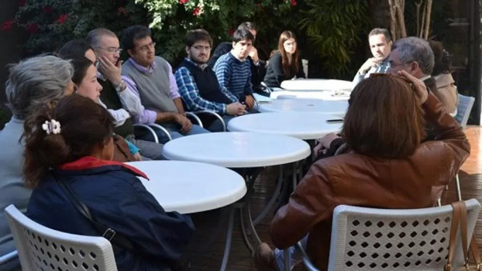 REPUDIO. Opositores se reunieron para denunciar prácticas políticas del zamorismo. FOTO DE AMISE.COM.AR