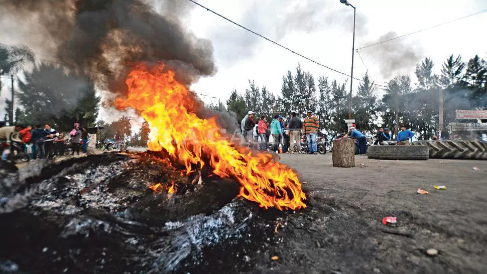 EN LA RUTA 65. El piquete comenzó el lunes y terminó ayer al mediodía. LA GACETA / FOTO DE OSVALDO RIPOLL