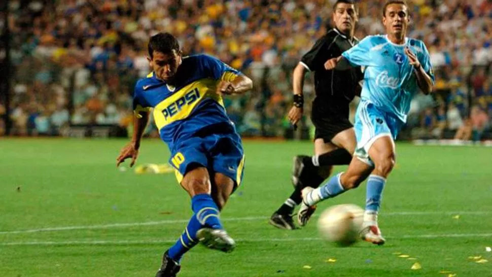 GOL DE TEVEZ A BOLÍVAR, EN 2004 (ARCHIVO)