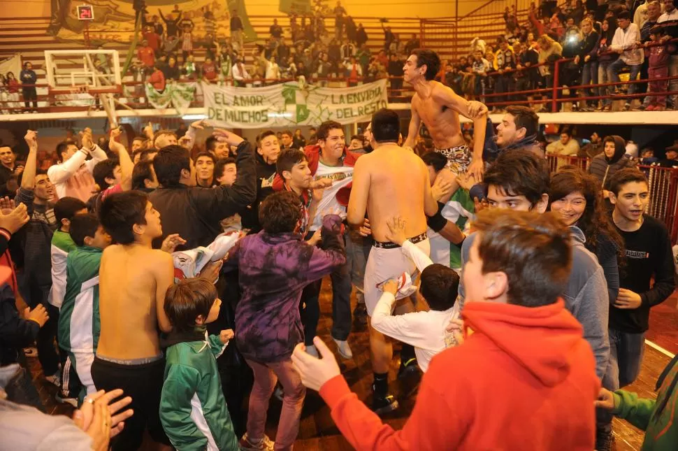 EL FESTEJO. Los hinchas de Nicolás Avellaneda ingresaron al campo de juego y los jugadores fueron paseados en andas. LA GACETA / FOTO DE HÉCTOR PERALTA
