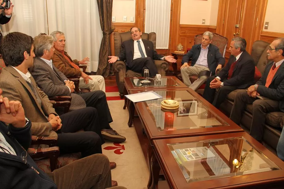 EN CASA DE GOBIERNO. La reacción de Alperovich, en uno de los pasajes de la conversación de ayer con los agricultores de la provincia.   prensa y difusion